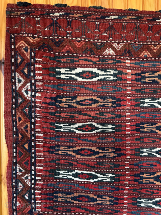YAMUT TURKMEN CUVAL
1880-1900
VERY FINE QUALITY
ONLY FLAW SHOWN IN PHOTO
NATURAL ROOT DYE
LENGTH 76CM WIDTH 123CM
SHIPPING INCLUDED                  