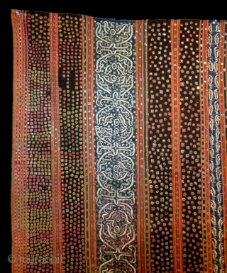 19th Century Indonesian Textile
Size: 125x124cm (4.2x4.1ft)
Natural colors, the gold color is silk, it is used to be hung up              