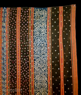 19th Century Indonesian Textile
Size: 125x124cm (4.2x4.1ft)
Natural colors, the gold color is silk, it is used to be hung up              