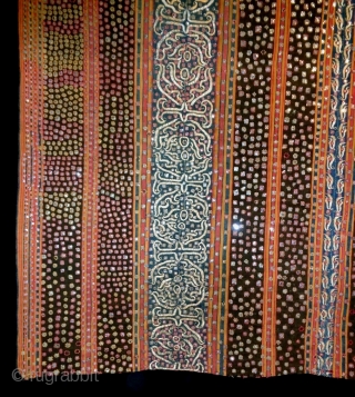 19th Century Indonesian Textile
Size: 125x124cm (4.2x4.1ft)
Natural colors, the gold color is silk, it is used to be hung up              