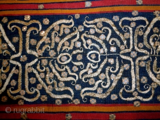 19th Century Indonesian Textile
Size: 125x124cm (4.2x4.1ft)
Natural colors, the gold color is silk, it is used to be hung up              