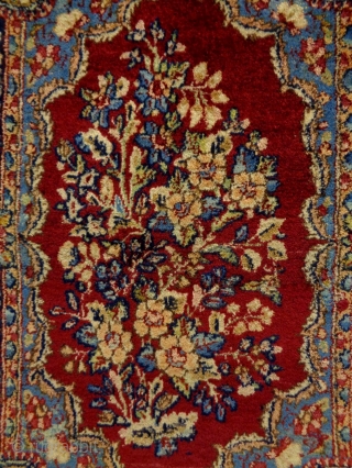 Fine Lawar Kirman
Size: 52x71cm
Natural colors, made in circa 1910/20                        