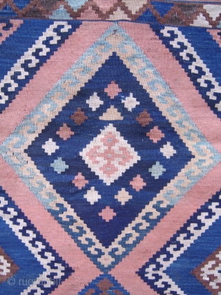 Qasqhay Kilim
Size: 153x214cm (5.1x7.1ft)                             