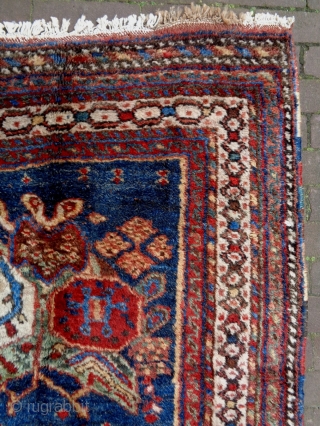 Nomad Afshar
Size: 96x129cm (3.2x4.3ft)
Natural colors, circa 80-90 years old                        