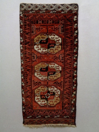 Turkmen/Baluch
Size: 42x88cm (1.4x2.9ft)
Natural colors, made in circa 1910/20                         