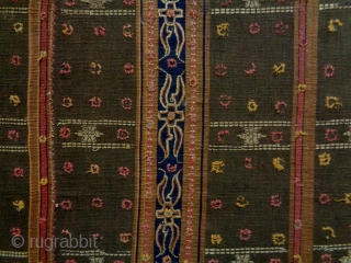 19th Century Indonesian Textile
Size: 112x101cm
Natural colors, the headends are not original                      