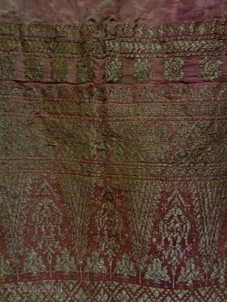 19th Century Indonesian Brocate
Size: 74x197cm (2.5x6.6ft)
Gold thread                          