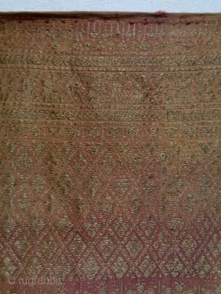 19th Century Indonesian Brocate
Size: 74x197cm (2.5x6.6ft)
Gold thread                          