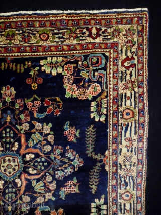 Fine Ferahan Saroukh
Size: 103x112cm (3.4x3.7ft)
Natural colors, made in circa 1920, there are old repairs                   