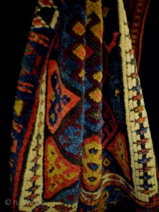 Jaf
Size: 78x58cm(2.6x1.9ft)
Natural colors, full pile, supple, made in circa 1910                       