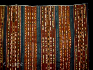 Uzbekh Gadjeri
Size: 160x157cm (5.3x5.2ft)
Natural colors, made in circa 1920                        