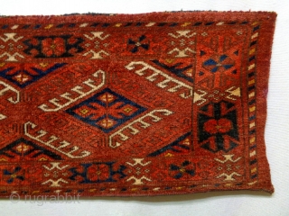 Turkmen Penjerelik
Size: 173x39cm (5.8x1.3ft)
Natural colors, full pile (just one small overcast the right edge), made in circa 1910               