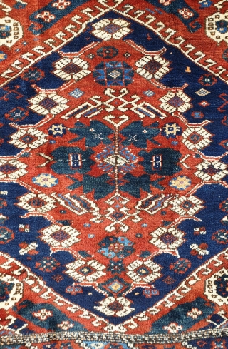 Beautiful tribal Kiz Bergama. In mint condition with very fine wool quality. With full ending kilims and decorative tassels. Size is 100x120 cm.          