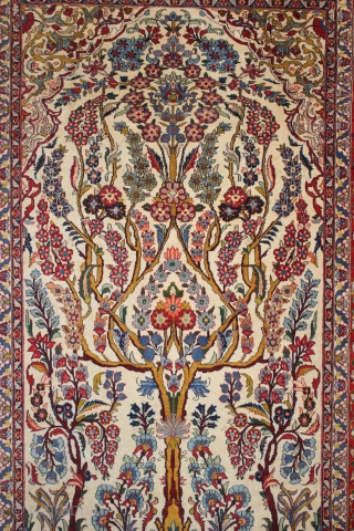 ca.1930 Wonderful Isfahan Rug,,Great Natural colours shiny silky wool and very good condition,,size:214x140 cm  7x4.7 ft                