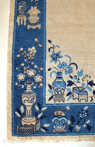 Chinese Peking Rug 
Circa 1900
153 x 236 cm

A collectable antique Chinesse Rug from the Peking era, with contrasting traditional blues, plain field and detailed central medallion.
Please look at the pictures and message  ...