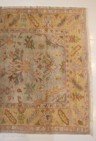 Antique Turkish Yoshak rug in yellow tones. 
Pile and border in excellent condition, minimum wear in one fringe.

5.44 x 3.77 feet 
166 x 115 cm

        