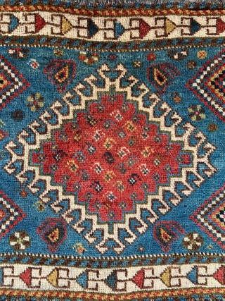 Persian Qashqai rug
53x59cm       1.7x1.9 ft                      