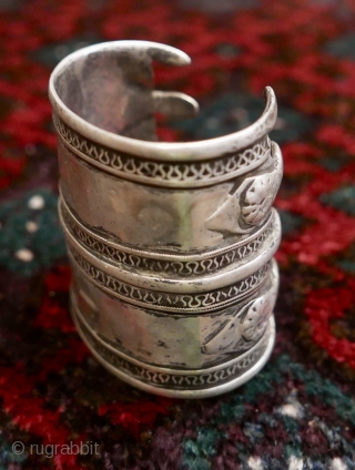 18th-19th c. Tibetan Silver Bracelet with a classic simplicity and a wonderful patina;  3.9 oz;  2 3/4"L ;  circumference is 7 1/2" outside,  7" inside.

SOLD. THANK U  