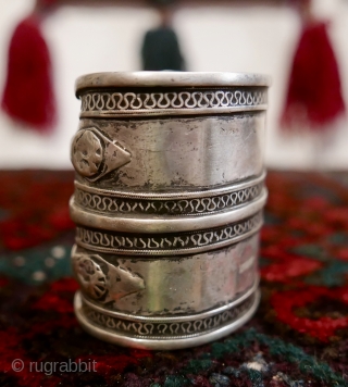 18th-19th c. Tibetan Silver Bracelet with a classic simplicity and a wonderful patina;  3.9 oz;  2 3/4"L ;  circumference is 7 1/2" outside,  7" inside.

SOLD. THANK U  