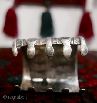 18th-19th c. Tibetan Silver Bracelet with a classic simplicity and a wonderful patina;  3.9 oz;  2 3/4"L ;  circumference is 7 1/2" outside,  7" inside.

SOLD. THANK U  