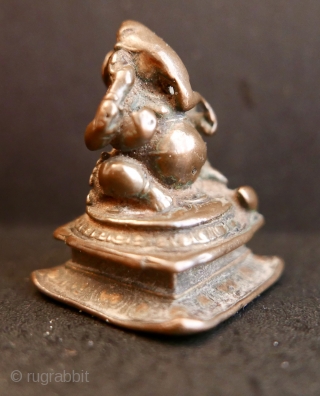 18th c Hindu icon 'GANESH';  bronze;  1 3/4"H or 4.4cm

'Ganesh' is the Hindu 'god of beginnings',  'remover of obstacles',   he takes precedence at the opening of rites  ...