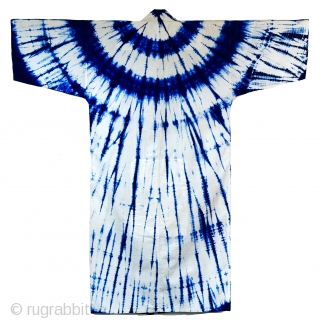 Cotton yukata featuring a rare design of impressive 'mino shibori' patterns. Mino shibori' is aptly named because the lines radiating from the neck resemble 'mino', straw raincoats traditionally worn in the countryside  ...
