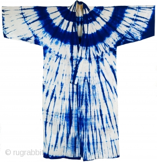 Cotton yukata featuring a rare design of impressive 'mino shibori' patterns. Mino shibori' is aptly named because the lines radiating from the neck resemble 'mino', straw raincoats traditionally worn in the countryside  ...