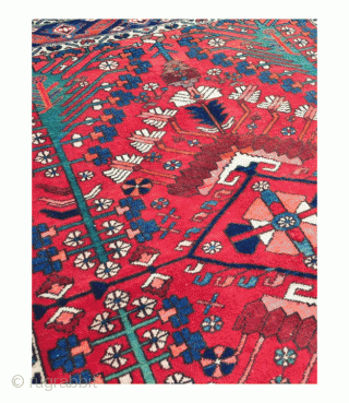 Vintage Persian Bakhtiari Rug
Waved by Bakhtiari Nomads
Unusual Design 
Wool pile on cotton foundation
In great original shape
Circa 1900 
6.8x5.5 ft - 204x165 cm           