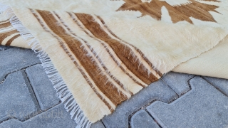 Anatolian Goat Hair (Angora Wool) Siirt blanket.
Size : 143 x 171 (cm).                     