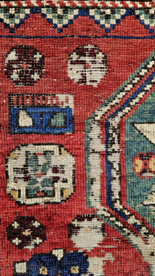 Size : 96 x 140 cm ,
Old Caucasian, Lesghi carpet.
Fragment.
Early 1850s                      