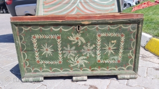 Central anatolia, Cappadocia.
Old chest !
Circa 1890s
All natural dyes.
Free shipping.                        