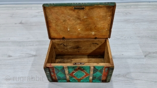 Size : 38x22x18 cm ,
Armenian,
old money box,
All natural dyes...
Wood.
                        