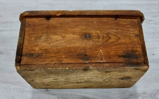 Size : 38x22x18 cm ,
Armenian,
old money box,
All natural dyes...
Wood.
                        