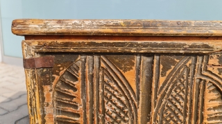 Size : 45 x 40 x 80 cm 
Central anatolia, Cappadocia (Avanos).
Old chest .                   