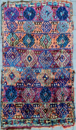 Size : 92x170 cm,
East anatolia , Antep .
Old shaggy carpet .                      