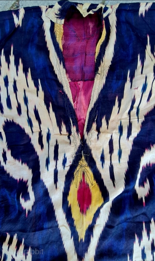 Size ; 60x105 cm,
Old uzbek ikat.
Silk on silk                         