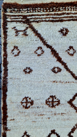 Size ; 104 x 174 cm,
Central anatolia, Cappadocia. 
Old Tulu .
Natural wool .                    