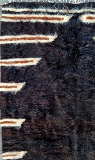 Size ; 86 x 140 cm,
East anatolia, Siirt.
Angora goat wool .                      