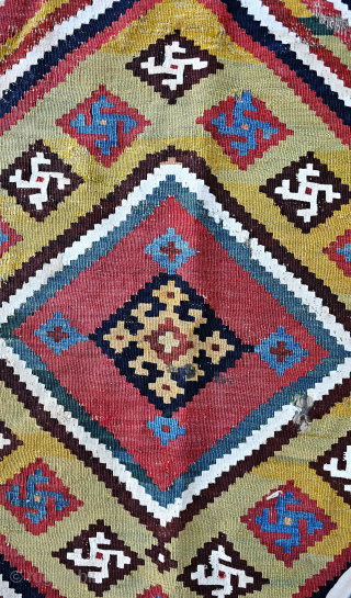 Old Qasqai .
Size ; 165x280 cm
Great dyes .
arisoylarmobilya@gmail.com                         