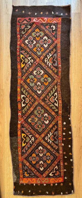 A dazzling and dynamic antique Uzbek embroidered appliqué felt rug made by the kungrat group around early 1900’s. The embroidered felts are sometimes attributed wrongly to the Uzbek Lakai group when in  ...