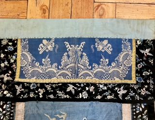 A museum grade antique Imperial Chinese deagon silk woven textile from early Qing / Ching / Tsing Dynasty, likely dating to early 18th century. It is a fantastic piece of textile art,  ...