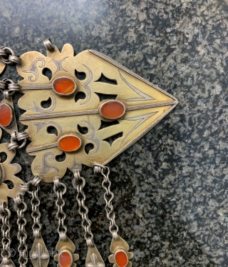 A museum grade gold and silver with carnelian inset antique Turkoman / Turkmen Jewellery attributed to the Tekke Turkoman / Turkmen tribe. Dating to the 19th century, this rare head band (attached  ...