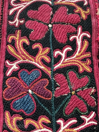 An exceptional antique fully silk embroidered Uzbek belt, dating to the 3rd quarter of 19th Century. Besides it's aesthetic and artistic beauty, this a rare example for two particular reasons (attribution and  ...