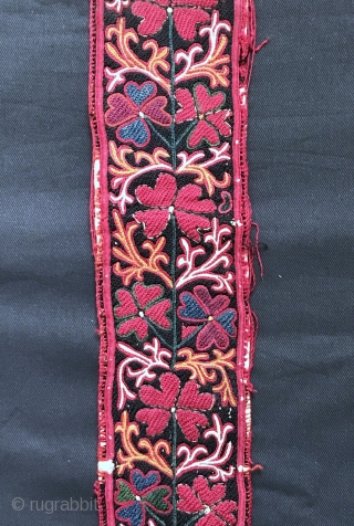 An exceptional antique fully silk embroidered Uzbek belt, dating to the 3rd quarter of 19th Century. Besides it's aesthetic and artistic beauty, this a rare example for two particular reasons (attribution and  ...