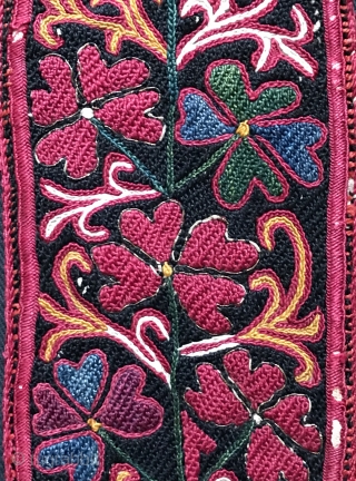 An exceptional antique fully silk embroidered Uzbek belt, dating to the 3rd quarter of 19th Century. Besides it's aesthetic and artistic beauty, this a rare example for two particular reasons (attribution and  ...