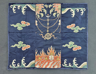 An exceptional and rare antique Chinese silk brocade textile, from late 17th century / Early 18th century Emperor Kangxi Period of Qing Dynasty or slightly earlier from the late Ming dynasty. It  ...