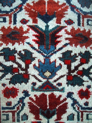 A rare rug with Ottoman motifs. Turkish knot. Second half 19th Century. 220 x 108 cm.                 