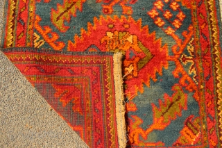 Antique Oushak runner 3'2" x 11'11" in great condition, no repairs. Lovely green blue colour.
Best to write me directly at jamescohen50@hotmail.com if interested          