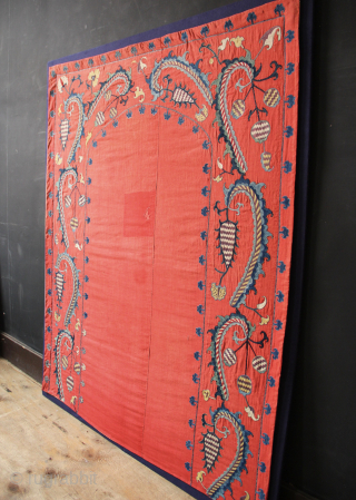 Mid 19th century Shahrisabz nim suzani with prayer arch. Superb embroidery work. Currently mounted onto a board which I will remove when sold.
3'9" x 4'7" / 114 x 140cm    