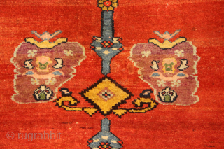 Colourful Bidjar region kelleh in excellent condition with both original sumac end finishes. No wear, minimal repairs, one small area of localised insect damage, see last picture.
145/158cm wide x 303cm long or  ...